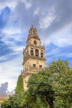 Cordoba Camii-katedral çan kulesi. Özgün Müslüman minare bu yapının görüntü ve Cordoba, Endülüs, İspanya profili önemli bir rol oynamıştır