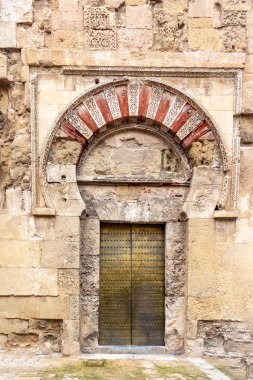 Cordoba, İspanya Camii katedralde altın kapıdan. Dış cephe - Andalusia'nın ünlü landmark