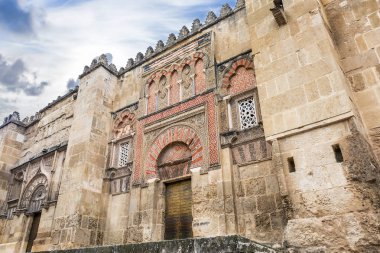 Cordoba, İspanya Camii katedralde. Büyük altın kapı - Andalusia içinde ünlü Simgesel Yapı ile dış cephe