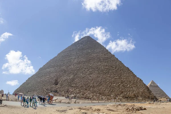ギザの大ピラミッド クフ王のピラミッドやクフ王のピラミッドとも呼ばれる が最も古くギザのピラミッド複合体の三大ピラミッドの中で最大ギザ エジプト 2018 — ストック写真