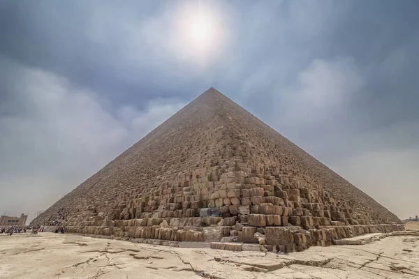 Pyramide Khéops Illuminée Par Soleil Contre Jour Avec Des Personnes — Photo