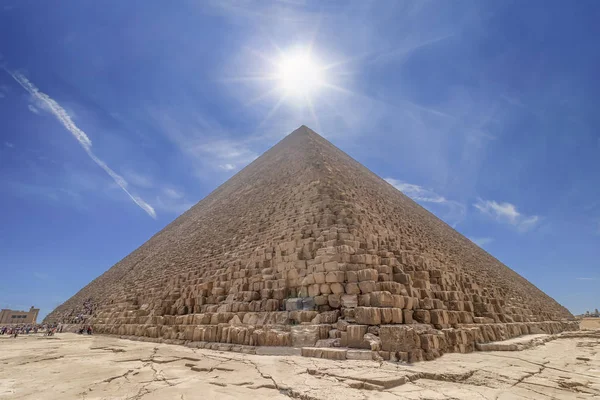 Pyramid Cheops Upplyst Solen Motljus Med Personer Som Kommer Innanför — Stockfoto