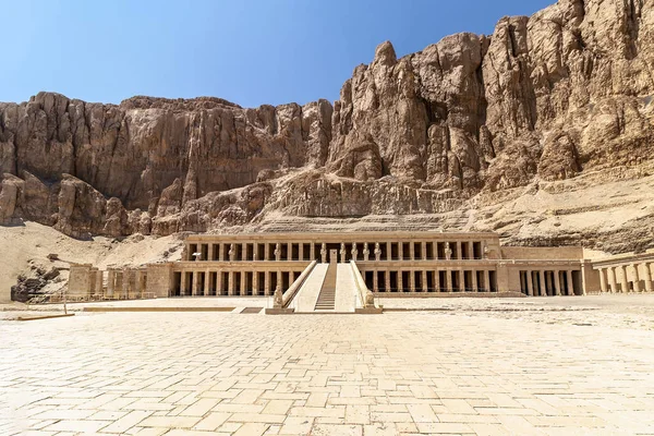 ハトシェプスト として知られている Djeser Djeseru 王朝ファラオ ハトシェプスト女王のために建てられた それは Deir Baharinear 王家の谷で — ストック写真