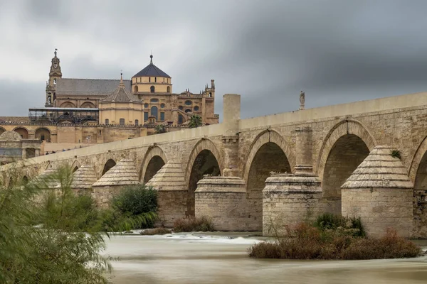 Μεγάλη Έκθεση Φωτογραφίας Τζαμί Καθεδρικό Ναό Και Στη Ρωμαϊκή Γέφυρα — Φωτογραφία Αρχείου