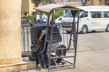 Cairo, Mısır - 16 Eylül 2018: Mısır güvenlik güçlerinin turistik alanlarda girişinde koru. 90 beri turist tarafından Mısır'daki militan bir hedef oldu.