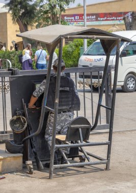Cairo, Mısır - 16 Eylül 2018: Mısır güvenlik güçlerinin turistik alanlarda girişinde koru. 90 beri turist tarafından Mısır'daki militan bir hedef oldu.