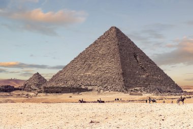 Gün batımında, Menkaure piramit üç ana piramitler Giza Yaylası, Kahire, Mısır güneybatı eteklerinde yer alan Giza, en küçüğü olduğunu.