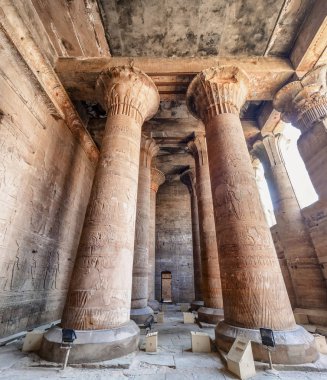 Hiyeroglif ve polychromy Edfu Tapınağı, şahin Tanrı Horus'un için adanmış, Nil, Edfu, yukarı Mısır Batı kıyısında yer alan sütun
