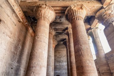 Hiyeroglif ve polychromy Edfu Tapınağı, şahin Tanrı Horus'un için adanmış, Nil, Edfu, yukarı Mısır Batı kıyısında yer alan sütun