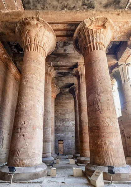 在埃德福寺的柱 专门为位于尼罗河西岸的越共神霍鲁斯 上埃及的艾德夫 — 图库照片