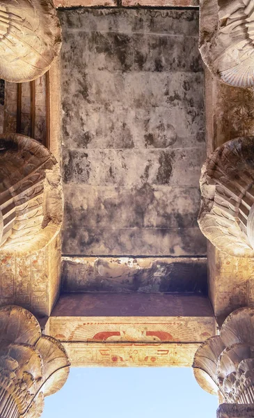 Стовпці Ієрогліфами Поліхромії Edfu Храм Виділений Гора Бога Сокіл Розташований — стокове фото