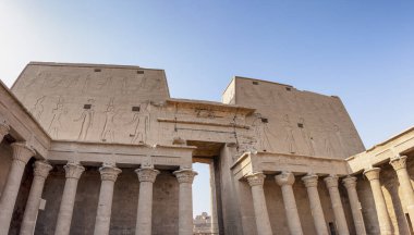 Edfu Tapınağı, şahin Tanrı Horus'un için adanmış Nil, Edfu, yukarı Mısır Batı kıyısında yer alan