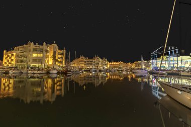 Benalmadena Akdeniz liman köyü. Yat limanı, yat limanı ve tekne, Benalmadena, Malaga 'daki rıhtım yatları ve gemiler.
