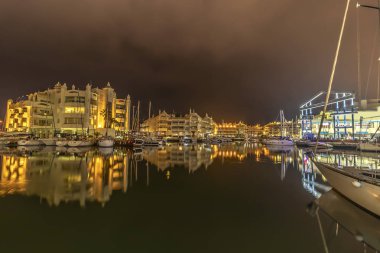 Benalmadena Akdeniz liman köyü. Yat limanı, yat limanı ve tekne, Benalmadena, Malaga 'daki rıhtım yatları ve gemiler.