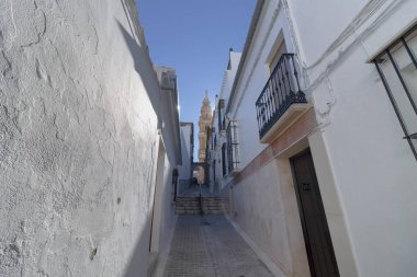 Victoria Kulesi 'nin (Torre de la Victoria) dar bir caddeden geçişi, Estepa, Seville Eyaleti, Endülüs, İspanya, Batı Avrupa.