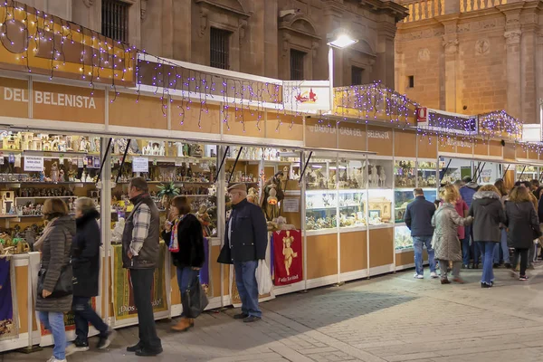 Севиль, Испания - 15 декабря 2018 года: Люди на рождественской ярмарке — стоковое фото