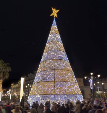 Saint Mary Kilisesi 'nin Seville Katedrali yakınlarındaki Noel ağacının uzun pozlu fotoğrafları.