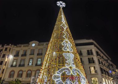 İspanya 'nın Endülüs şehrinin merkezindeki Plaza de la Constitucion' da süslenmiş Noel Ağacı
