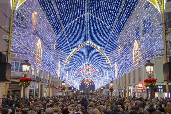 Malaga, İspanya - 8 Aralık 2018: Malaga şehir merkezindeki Larios Caddesi 'nde Noel süslemesi, İspanya