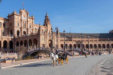 Seville, İspanya - 15 Aralık 2018: İspanya Meydanı (Plaza de Espana), Sevilla, İspanya, 1928 'de inşa edildi.