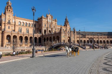 Seville, İspanya - 15 Aralık 2018: İspanya Meydanı (Plaza de Espana), Sevilla, İspanya, 1928 'de inşa edildi.