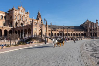 Seville, İspanya - 15 Aralık 2018: İspanya Meydanı (Plaza de Espana), Sevilla, İspanya, 1928 'de inşa edildi.