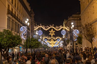Seville, İspanya - 15 Aralık 2018: Noel süsleme ışıkları Noel zamanı Seville Cathedral of Saint Mary of the See (Seville Katedrali) çevresinde