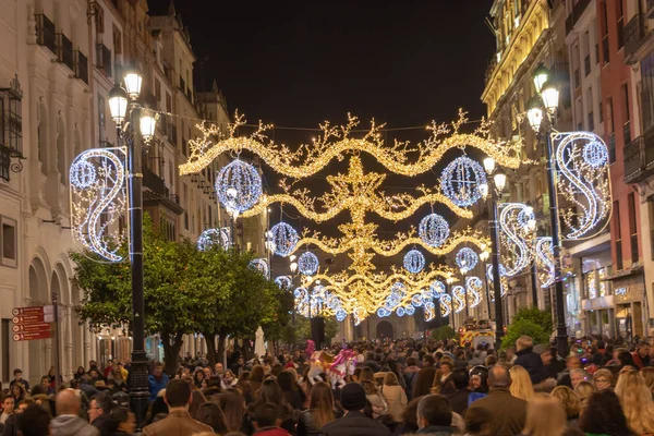 Seville, İspanya - 15 Aralık 2018: Noel süsleme ışıkları Noel zamanı Seville Cathedral of Saint Mary of the See (Seville Katedrali) çevresinde