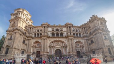Malaga, İspanya - 8 Aralık 2018: Malaga İspanya Katedrali 'nin perspektif görüntüsü, 1782 yılında tamamlandı. Ülkenin en büyük katedrallerinden biridir ve şehrin merkezinde yer almaktadır.