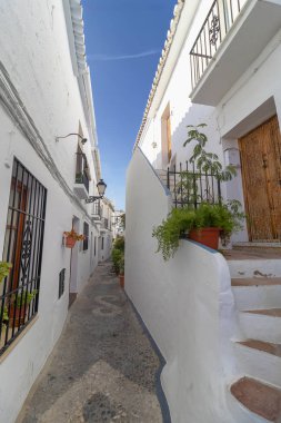 İspanya, Endülüs 'ün Malaga bölgesindeki Frigiliana köyünün büyüleyici tarihi sokakları