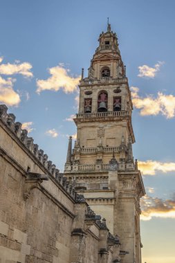 Cami-katedral Cordoba batımında çan kulesi. Özgün Müslüman minare bu yapının görüntü ve Cordoba, Endülüs, İspanya profili önemli bir rol oynamıştır