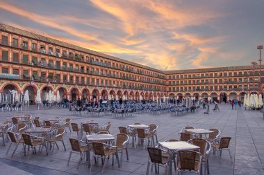 Cordoba, İspanya - 29 Aralık 2018: Ünlü Plaza de la Corredera alacakaranlıkta yıl 1683 Cordoba, İspanya