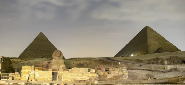 Giza Pyramiderna Och Sfinxen Som Tänds Natten — Stockfoto