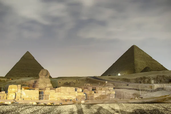 Piramidi Giza Sfinge Illuminano Notte — Foto Stock