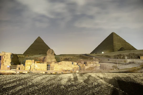 Piramides van Gizeh en de Sfinx oplichten bij nacht — Stockfoto