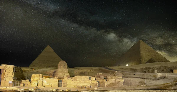 Giza Pyramiderna Och Sfinxen Som Tänds Natten — Stockfoto