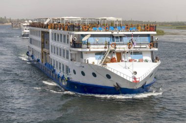 Aswan, Mısır - 16 Eylül 2018: Yüzen oteller (Turizm tekneler) motorlu Aswan merkezi Mısır'daki doğru Nil Nehri aşağı. Turist tekneler arasında Luxor ve Aswan üst Mısır'cruise