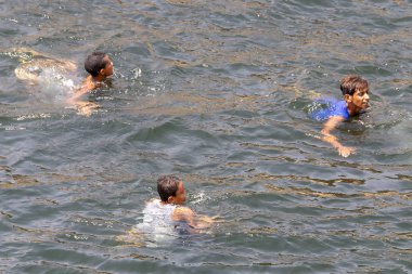 Aswan, Mısır - 13 Eylül 2018: Mısır çocuklarda bir yüzme ben