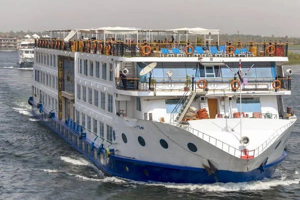 Aswan, Egypt - September 16, 2018: Floating hotels (tourist boat — Stock Photo, Image