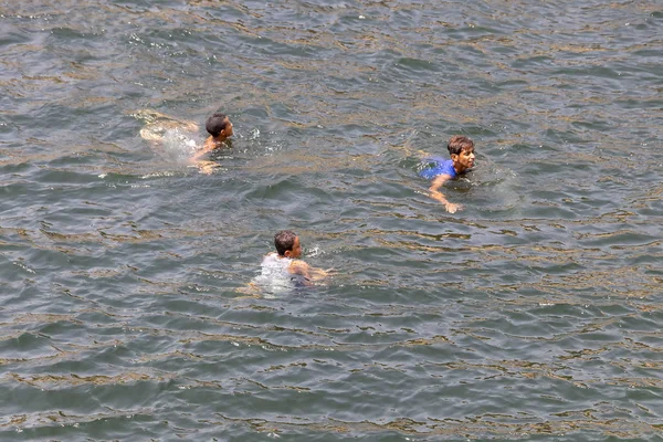 Asuán, Egipto - 13 de septiembre de 2018: Niños egipcios en una piscina i —  Fotos de Stock