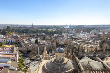 Havadan görünümü Seville şehir ve Saint Mary Katedrali Sevilla'daki Giralda Kulesi'nden görüldü dan görüldüğü gibi bkz. Sevilla Kraliyet Alczar ve Plaza de Espana 