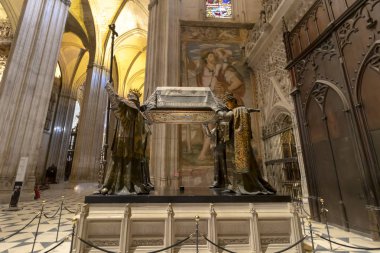 Seville, İspanya - 13 Ocak 2019: Seville, Endülüs, İspanya 'daki Katedral' de Cristobal Colon 'un Mezarı