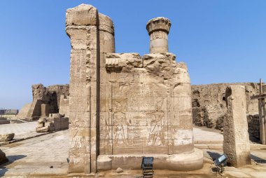 Hiyeroglif ve polychromy Edfu Tapınağı, şahin Tanrı Horus'un için adanmış, Nil, Edfu, yukarı Mısır Batı kıyısında yer alan sütun