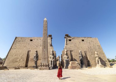 Luksor Tapınağı, Nil Nehri bugün Luxor (antik Thebes) bilinen kentin doğu kıyısında bulunan bir büyük antik Mısır Tapınağı karmaşık girişi. Tanrı Amon-Ra kutsandı
