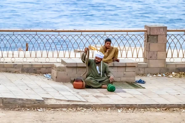 埃及阿斯旺 2018年9月14日 Kom Ombo 寺前的街头与眼镜蛇玩耍的男子 — 图库照片