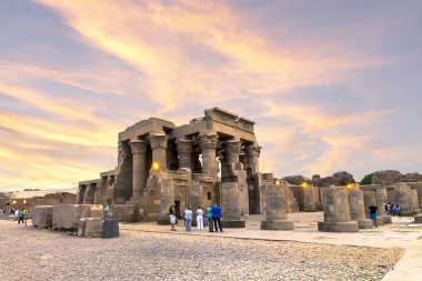 Gün batımında, Mısır Nil Nehri, Kom Ombo Tapınağı kalıntıları