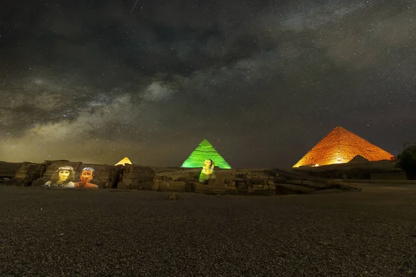 Giza Pyramiderna Och Sfinxen Som Tänds Natten — Stockfoto