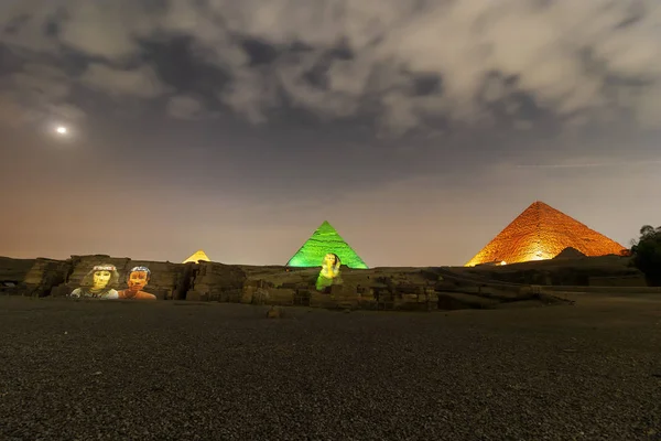 Giza Pyramiderna Och Sfinxen Som Tänds Natten — Stockfoto