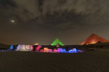 Giza Piramitlerine ve sfenks geceleri yanar 