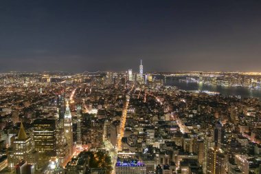 Güneş battıktan sonra büyük elma. Gece, New York'un Manhattan